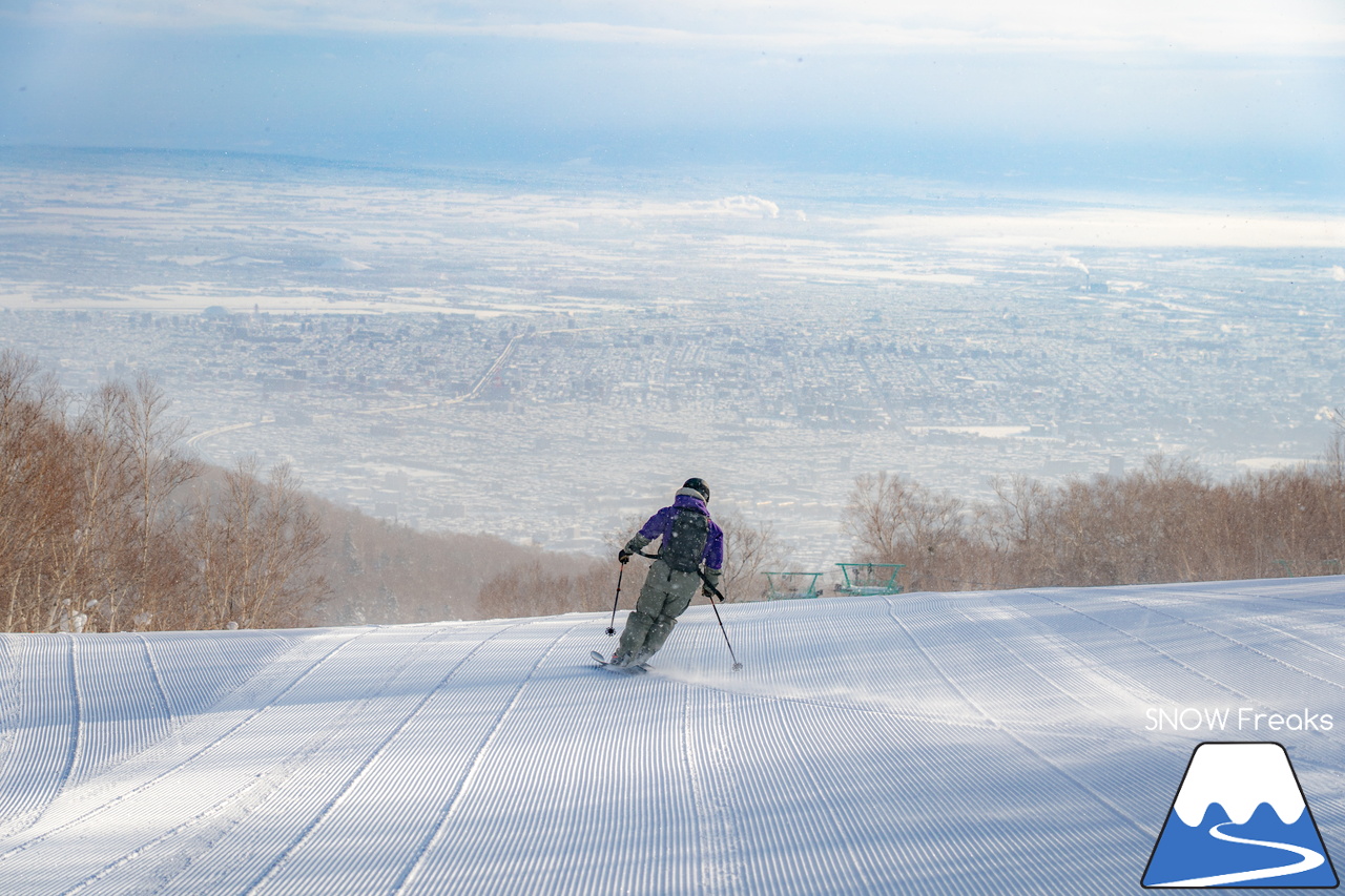 サッポロテイネ｜プロスキーヤー・中西太洋さんが、今季 SNOW Freaks 初登場。コンディション良好なゲレンデ＆パウダーを滑る、そして、撮る！